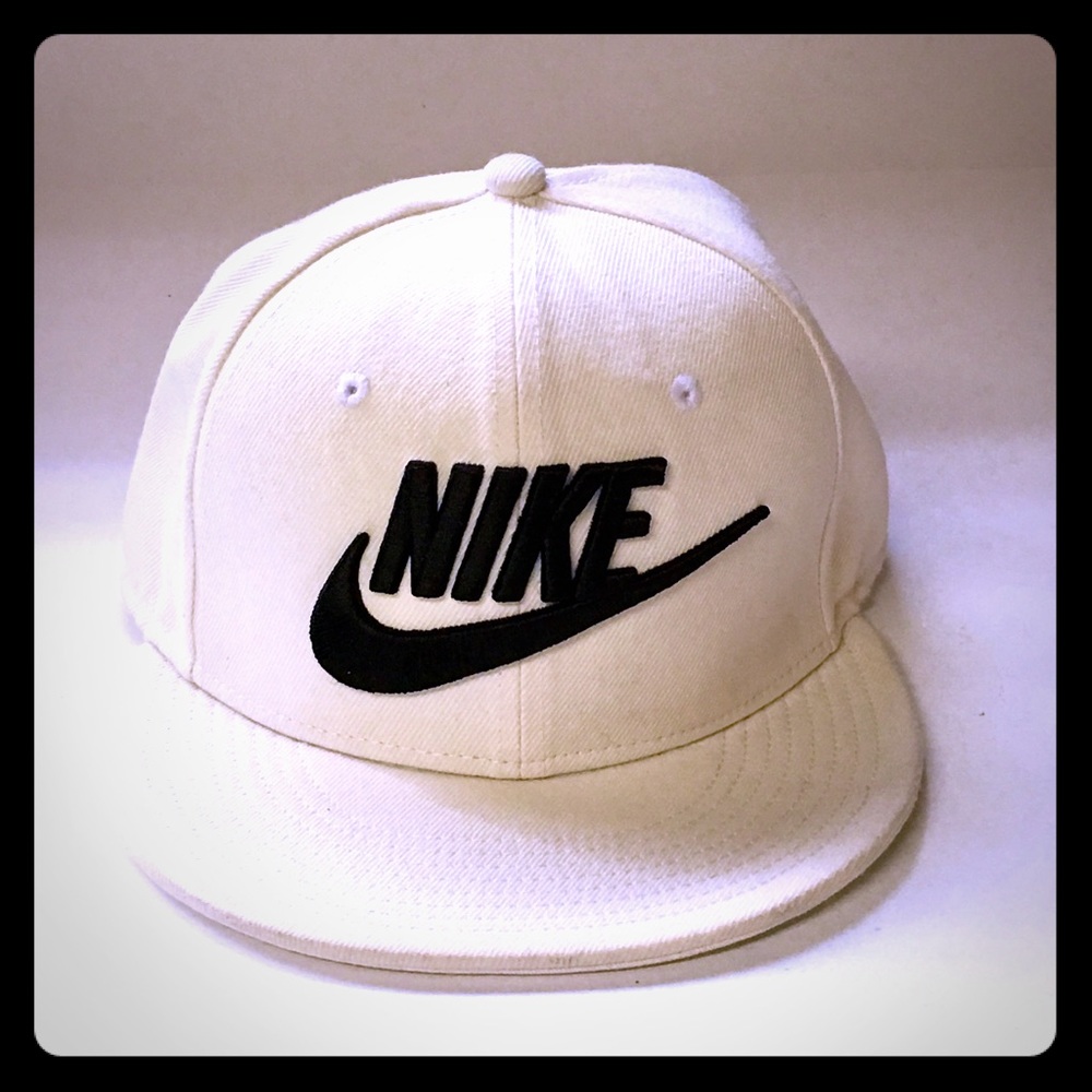 Nike True SnapBack 6 Panel White Black Swoosh Hat